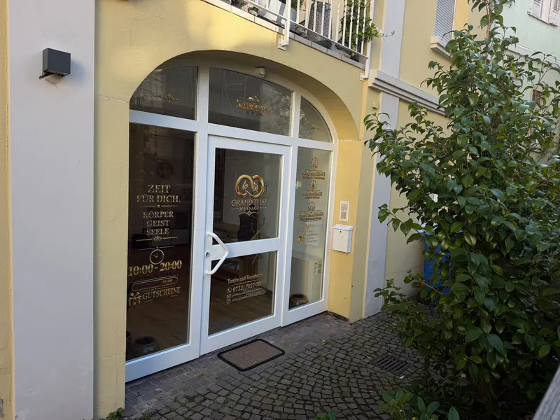 Eingang des Studios mit der Aufschrift „Zeit für dich“